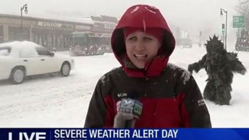 Репортерка предаваше на живо за снежните преспи, но това, което улови операторът, е истинска мистерия (СНИМКА)