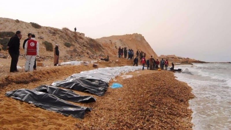 Ужасяващо! 74 трупа изплуваха на плаж в Либия