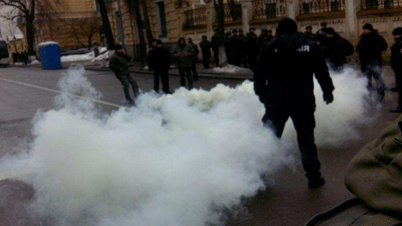 Майдан в центъра на Киев: демонстрантите пуснаха в ход димки (СНИМКИ/ВИДЕО)