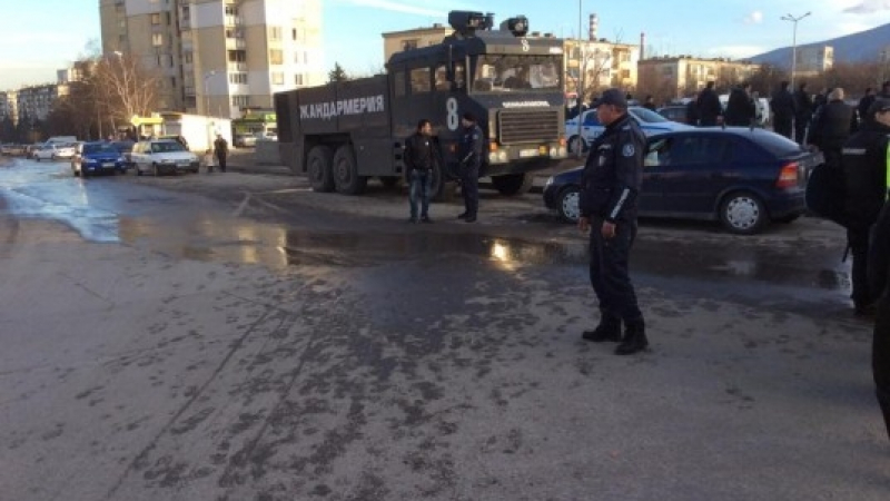 В София е страшно! Водни оръжия, полиция и жандармерия вардят озверели роми (СНИМКИ/ВИДЕО)