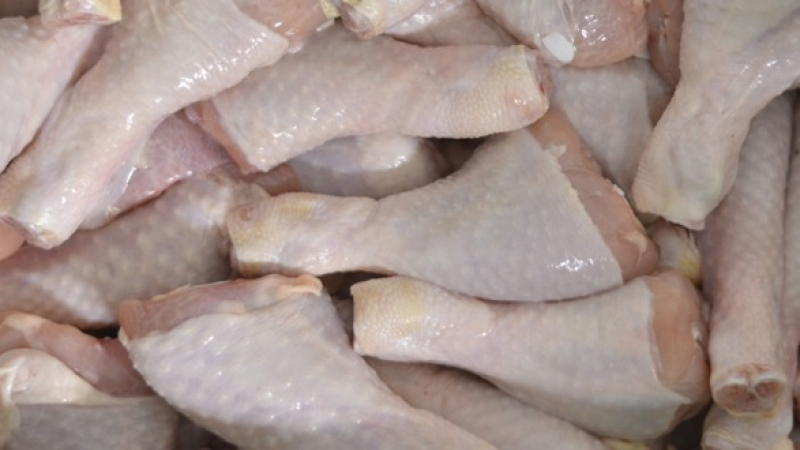 Голяма опасност: В близо 10 тона пилешки бутчета у нас откриха...