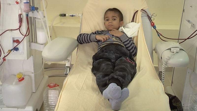 Скандалът с 9-годишния Байрям, на който държавата отказа трансплантация в чужбина, се разраства