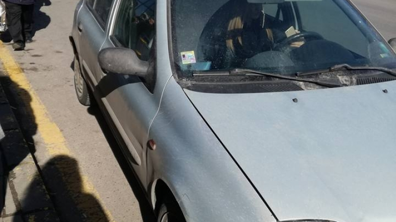 Няма такава простотия! Блондинка паркира на спирка в София, за да си направи селфи (СНИМКИ)