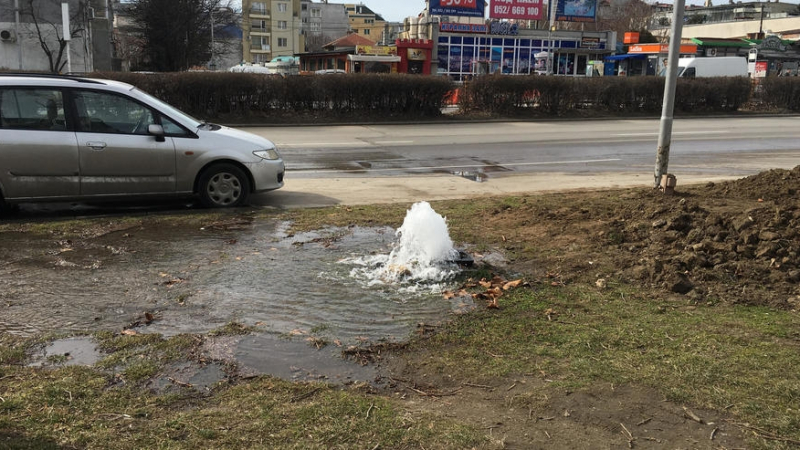 Фонтан извира заради авария във Варна (СНИМКИ)