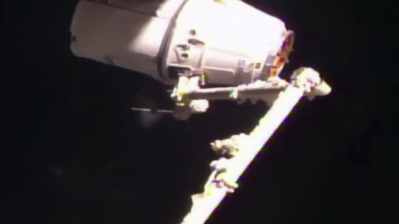 Товарният кораб на SpaceX се скачи с МКС