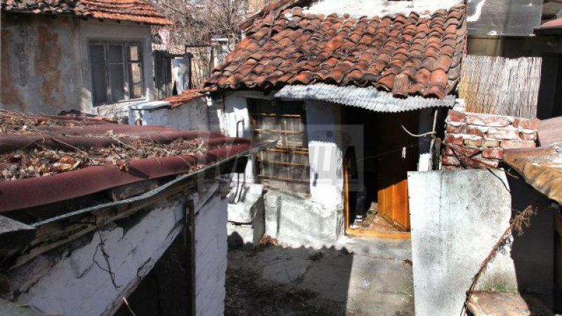 Странни шумове на духове превзеха стара къща в Аджисан махала (СНИМКИ)