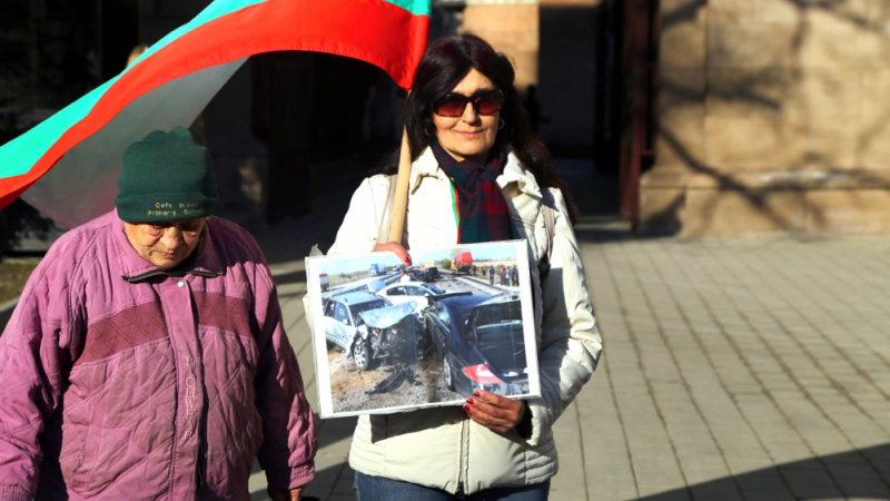 Фоторепортаж в БЛИЦ: В София ври и кипи: Недоволни излязоха на два протеста!