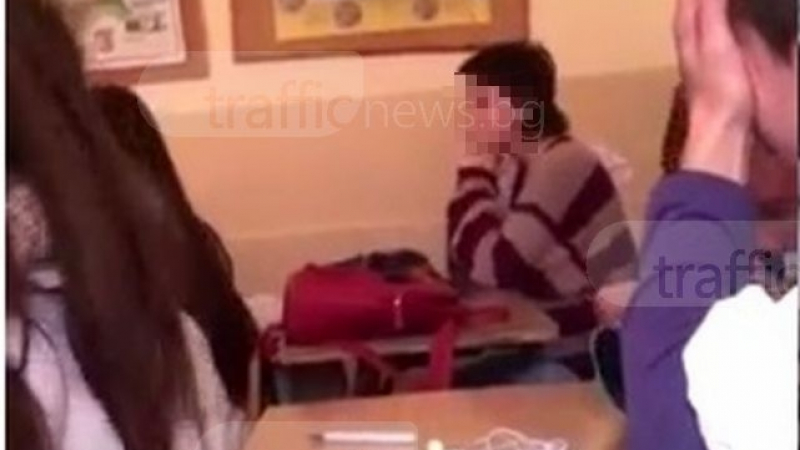 Това ли е дъното в Пловдив?! Десетокласничка в елитна гимназия крещи вулгарно на учителка: "Кво, вие не знаете какво е к*р ли?" (ВИДЕО 18+)