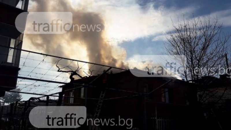 Голям пожар в Куклен! Три пожарни гасят пламнала къща СНИМКИ