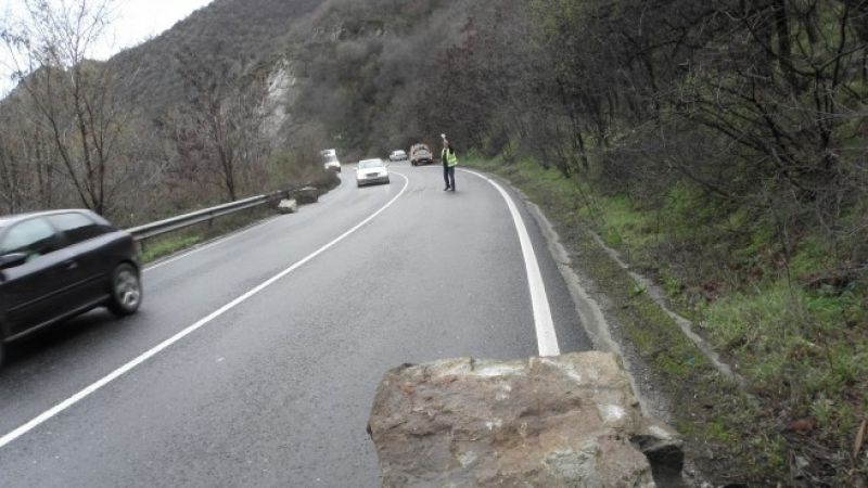Паднала скала блокира пътя Своге - София
