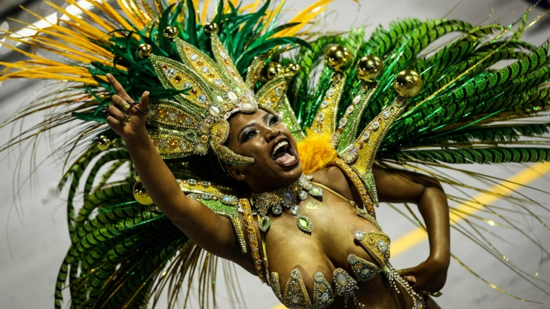 Карнавалните шествия в Бразилия започнаха (СНИМКИ)