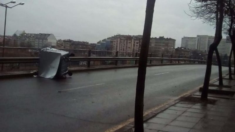 Безразсъдно: Вандали направиха нещо отвратително на булевард акад. "Иван Гешов" (СНИМКИ)