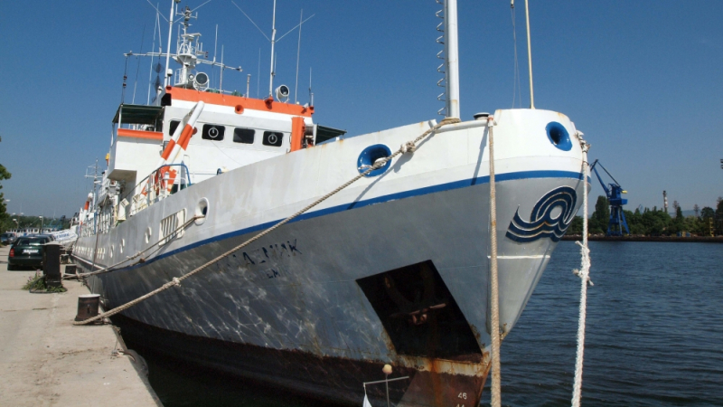 Спряха обществената поръчка за ремонт на кораба "Академик"