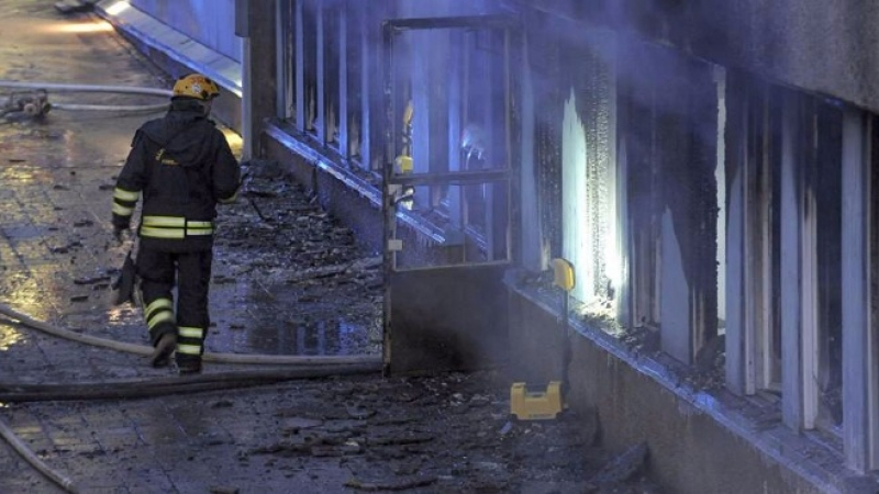 Извънредно в БЛИЦ: Пожар изпепелява къща в София, вадят хора от пламъците