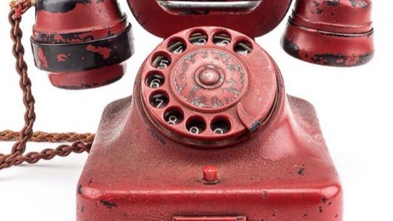 Скандал! Телефонът на Хитлер, продаден за 243 000 долара, бил менте!