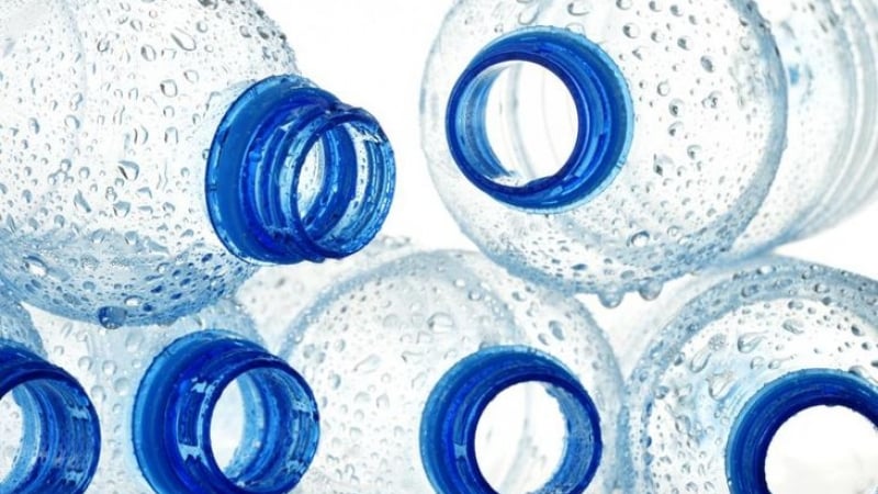 Кои пластмасови бутилки не бива да се пълнят отново?