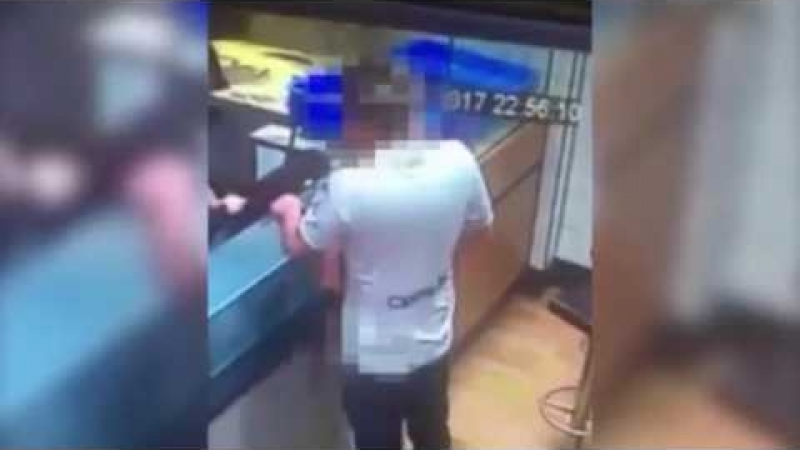 Безсрамна двойка прави секс пред очите на служители на пицария (СНИМКИ/ВИДЕО 18+)