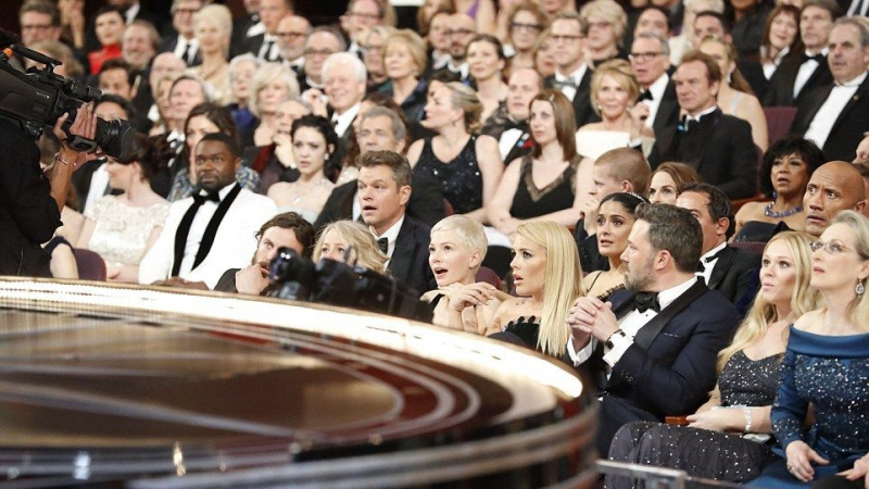 Какво стана? Ето ги изумените Мат Деймън, Дуейн Джонсън и Мерил Стрийп от гафа на „Оскарите” (СНИМКИ/ВИДЕО)
