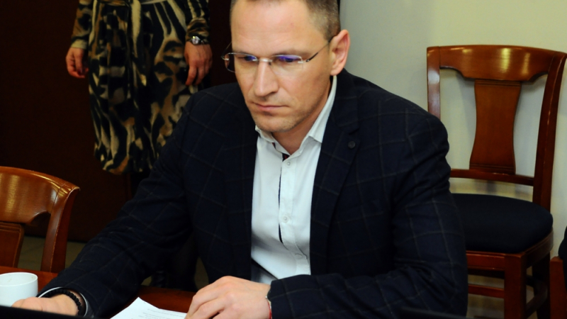 Семейни игри в съдебната власт! Скандалният Калин Калпакчиев прави чадър на съпругата си, която е съдия