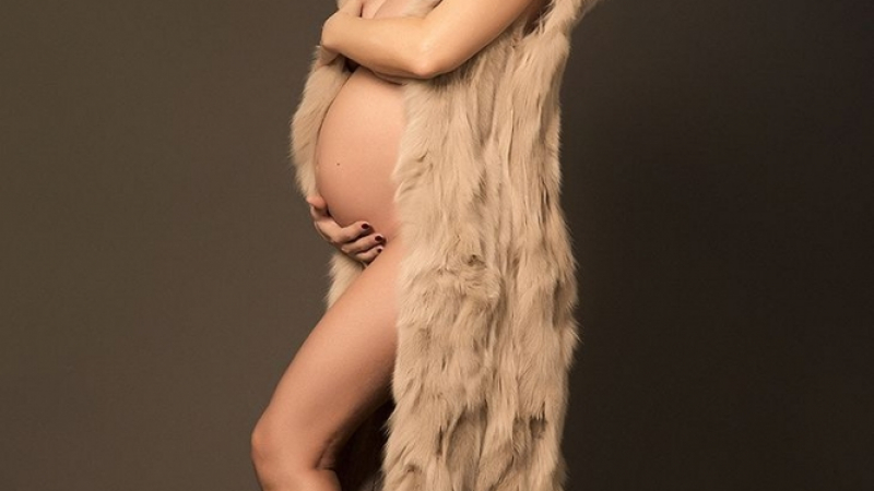 Джина Стоева роди момиченце! Чалга певицата направи красива гола фотосесия преди щастливото събитие! (СНИМКИ)