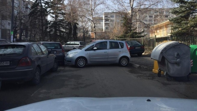 Уникална "мода": Вижте как ядосани столичани дебнат и наказват паркиралите неправилно (СНИМКИ)