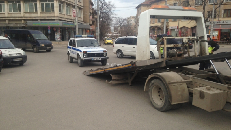 Полицейска кола аварира на възлово кръстовище във Враца (СНИМКА)