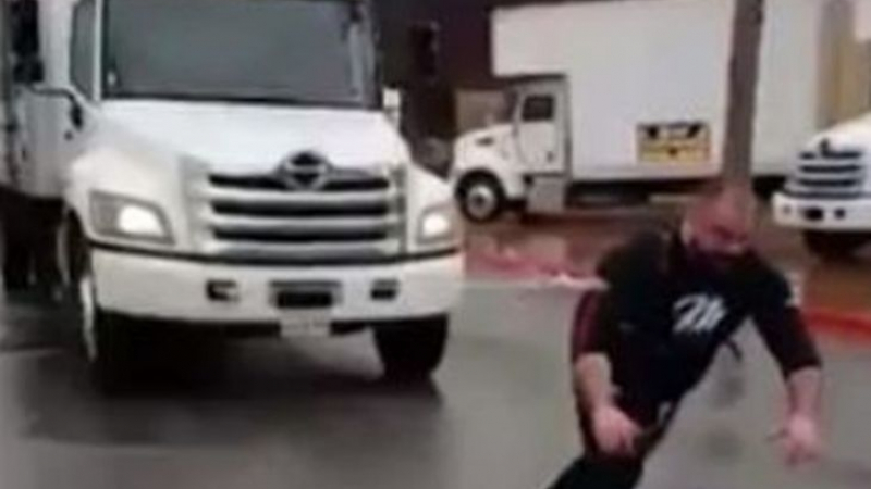 Уникално! Български полицай изтегли 12-тонен камион в Америка (ВИДЕО)