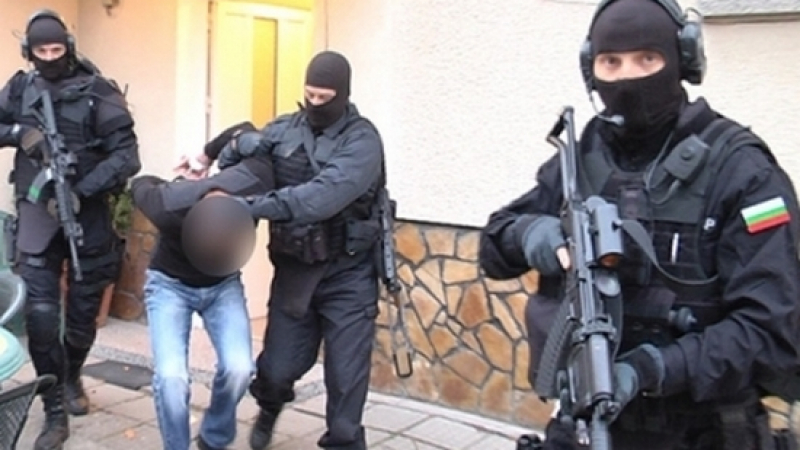 Спецакция в Бургас! Качулки завардиха блок, арестуваха популярна фигура от ъндърграунда