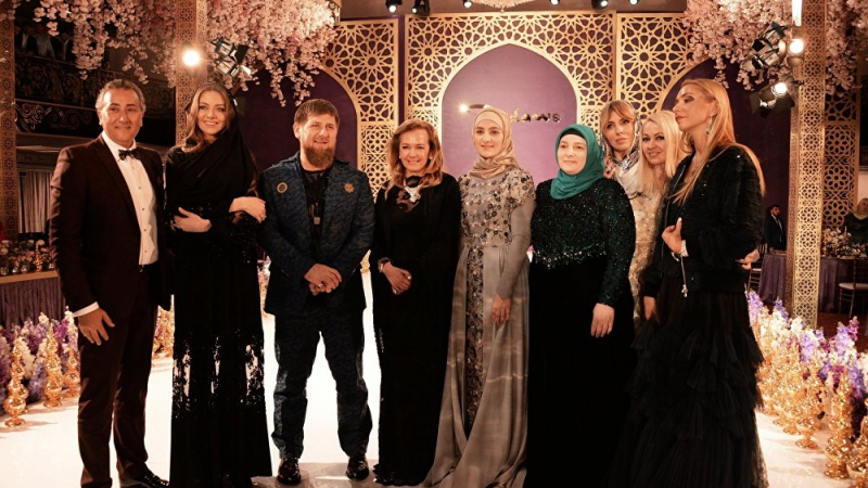 Дъщерята на Кадиров с бляскава модна колекция с хиджаб (СНИМКИ/ВИДЕО)