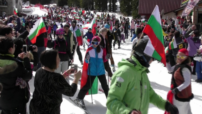 Стотици скиори с носии се спуснаха с националния флаг от връх Снежанка 