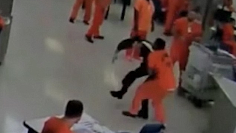 Шокиращ момент! Затворник се опитва да удуши надзирател с хавлия (ВИДЕО)