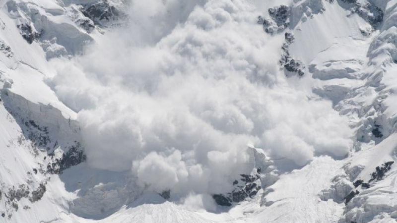 Снежен ужас в Алпите! Лавина затрупа скиори 