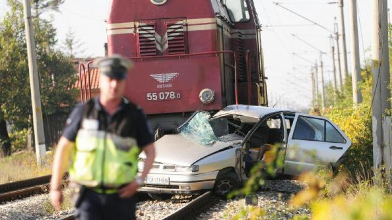 От последните минути: Влак удари автомобил на прелез до Асеновград 