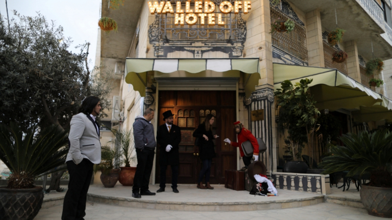 Банкси отвори "ограден" хотел във Витлеем (СНИМКИ/ВИДЕО)