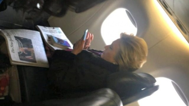 Твърдо приземяване! Хилари Клинтън се прости с луксозните полети, смеси се с простолюдието (СНИМКИ)