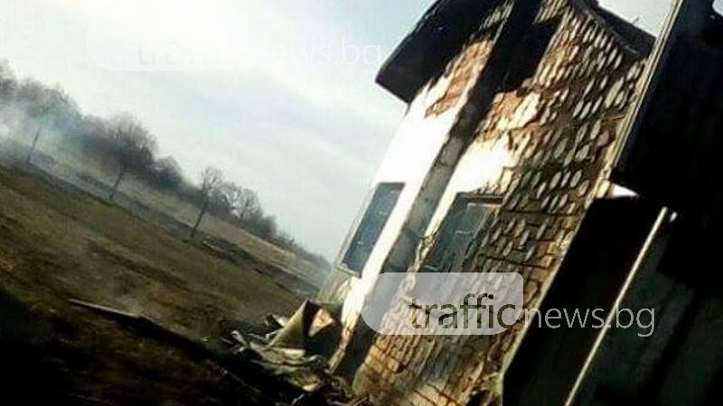 Къща избухна в пламъци край Пловдив, две пожарни гасиха огъня (СНИМКИ)