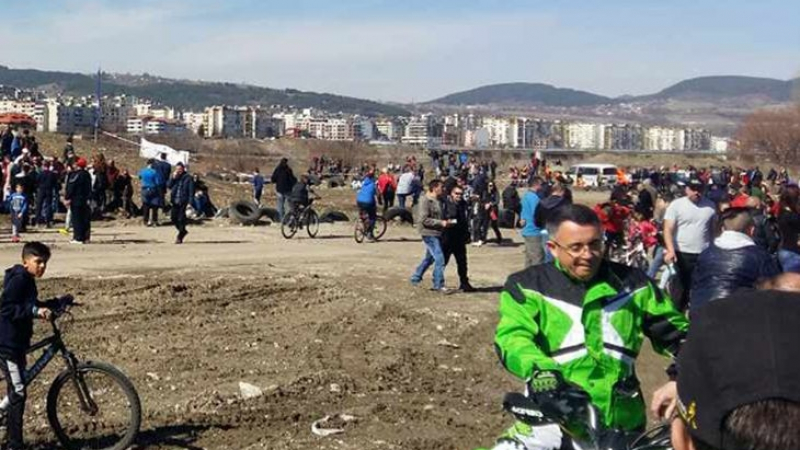Кметът на Кърджали яхна АТВ, шефът на офроуда в България му диша прахта (СНИМКИ)