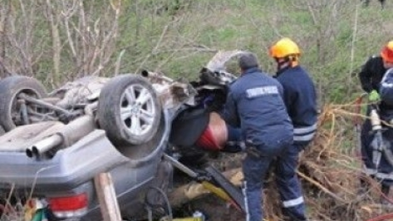Нов кошмар на пътя! Шофьор с БМВ излетя от платното между Бургас и Средец, откриха тялото му на метри от колата