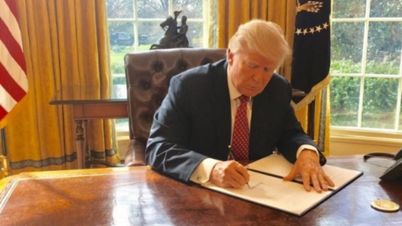Вече е факт! Тръмп подписа закона, налагащ санкции срещу Русия, Иран и Северна Корея