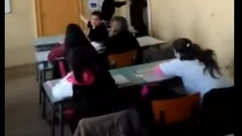Побесняла учителка блъска ученик, гони го с ритник от класната стая (ВИДЕО)