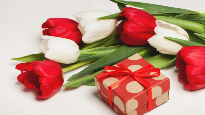 Каните се да подарите букет цветя, а знаете ли какво послание изпращате?