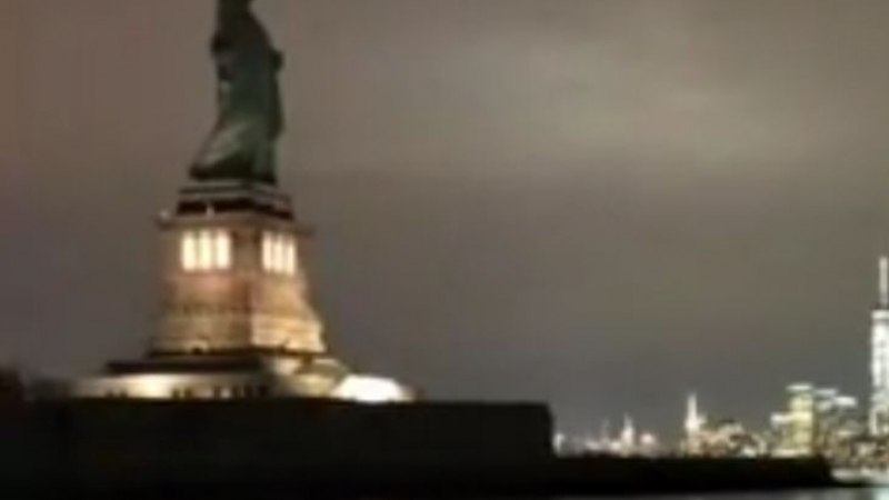 Нюйоркчани останаха стъписани: Статуята на свободата потъна в мрак (ВИДЕО)