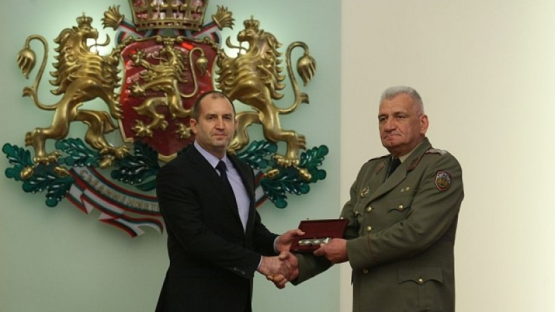 Андрей Боцев стана „генерал-лейтенант”, Румен Радев му даде ценни съвети за новия пост