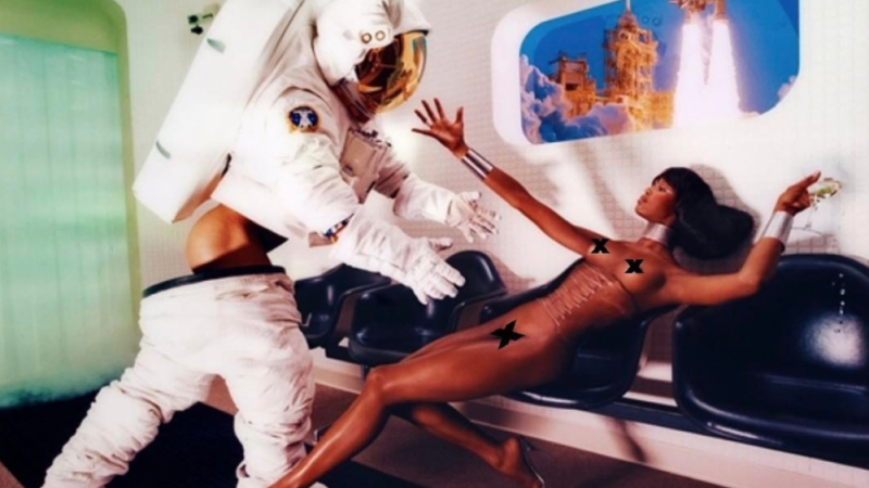 Няма скрито-покрито! 46-годишната Наоми Кембъл се пусна чисто гола за космическа фотосесия (СНИМКИ 18+)