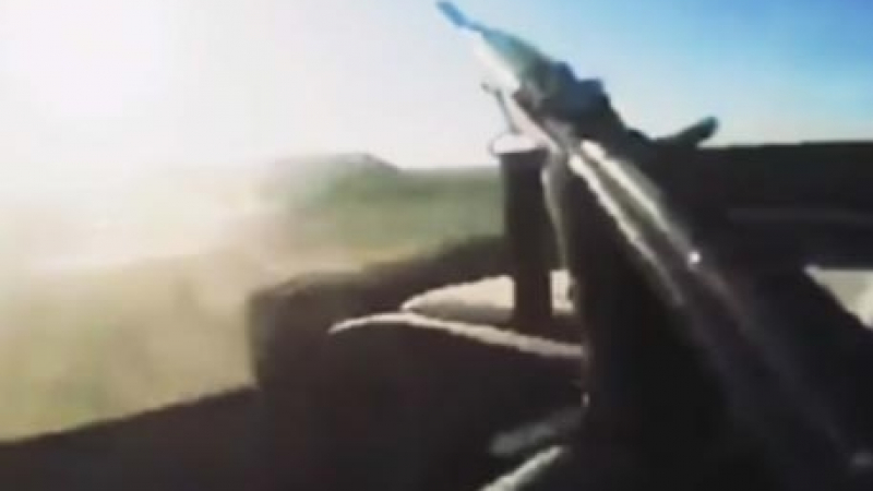 Смъртоносно селфи: камера засне смъртта на ислямист от ИД (ВИДЕО 18+)