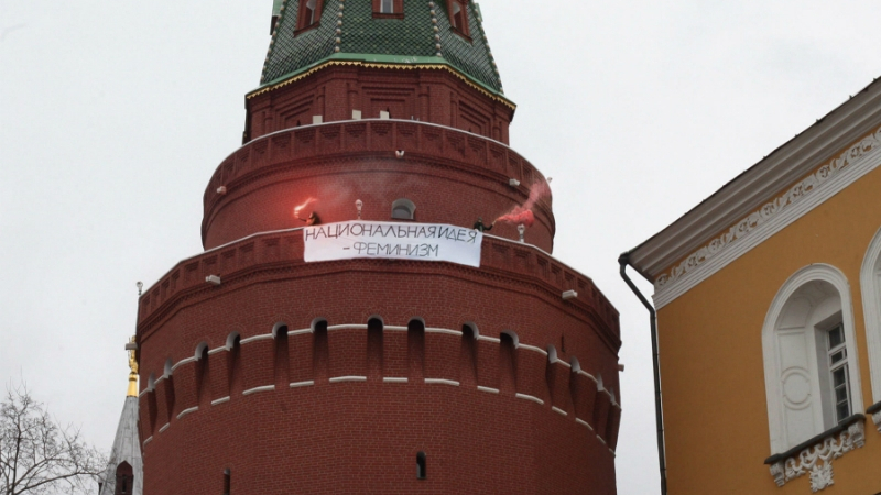 Фенимистки превзеха кула в Кремъл (ВИДЕО)