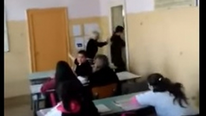 Ето каква съдба сполетя побеснялата русенска учителка, която изгони гаменче от час с ритници (ВИДЕО)
