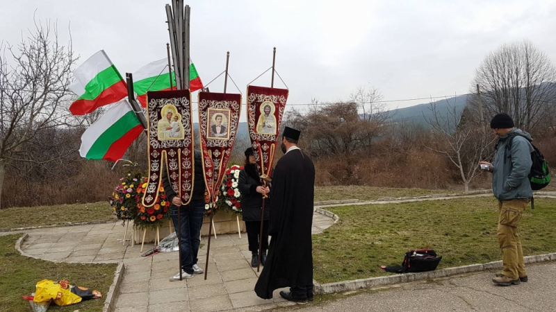 "Приятели на Русия и православния свят" почете с панахида жертвите на кървавия атентат на гара Буново (СНИМКИ)