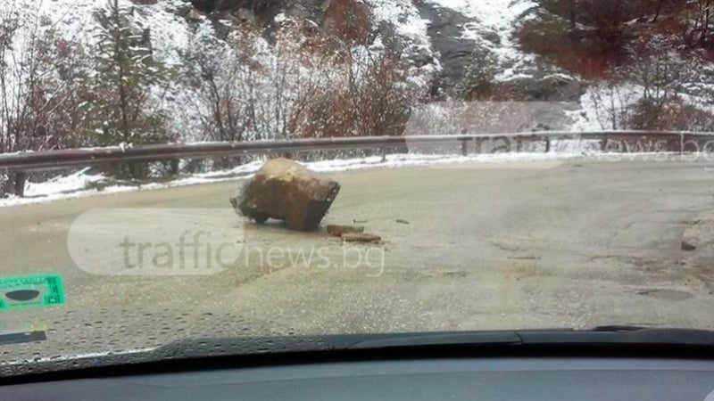 Скала се стовари пред лек автомобил 