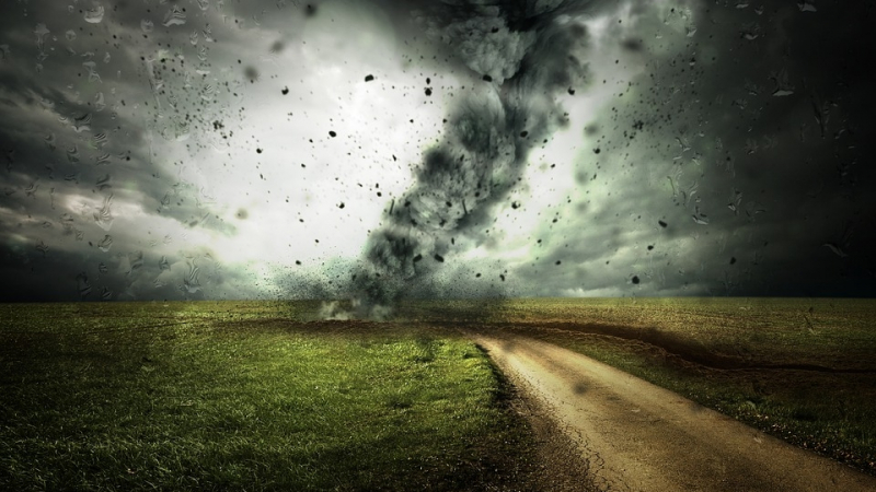 Страховита стихия: Ловци на бури заснеха мощно торнадо, причинило огромни щети (ВИДЕО)